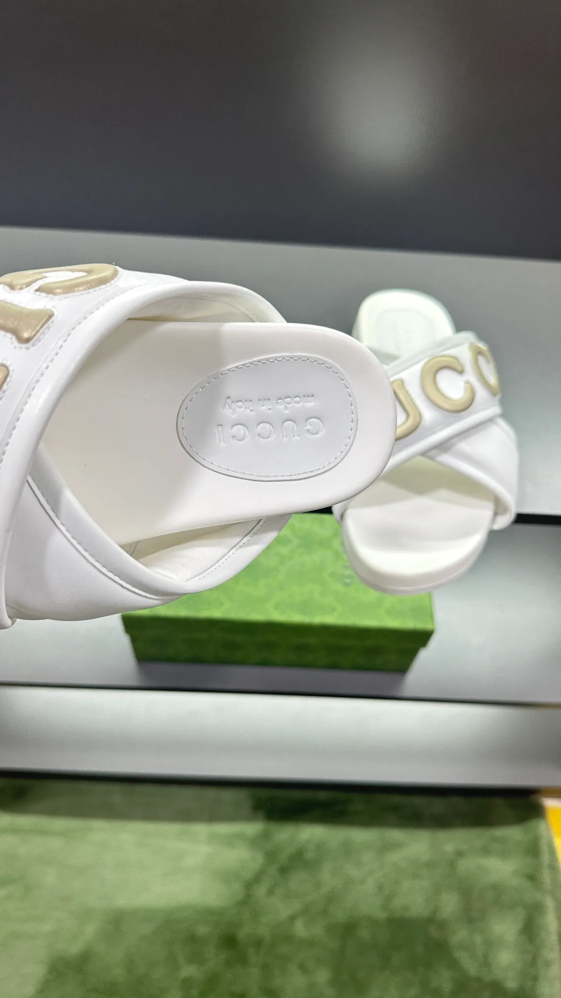 [G Family Couple Style] P: 320💰Female size 36~40 Men's size 39~45, (46. Custom-made GG slippers for men and women. This slipper is made of GG polyester fiber and is decorated with a Gucci label on the front, which adds a striking logo feel to the style. Beige GG recycled polyester fiber, same size for men and women, leather trim